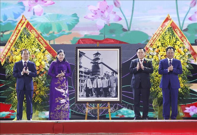 Chủ tịch Quốc hội Vương Đình Huệ tặng nhân dân tỉnh Thái Nguyên bức ảnh Bác Hồ thăm Khu gang thép Thái Nguyên - Ảnh: TXVN
