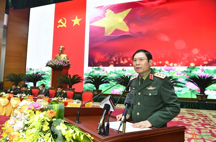 Thượng tướng Nguyễn Tân Cương, Tổng tham mưu trưởng Quân đội nhân dân Việt Nam, Thứ trưởng Bộ Quốc phòng báo cáo tại hội nghị - Ảnh: VGP/PL