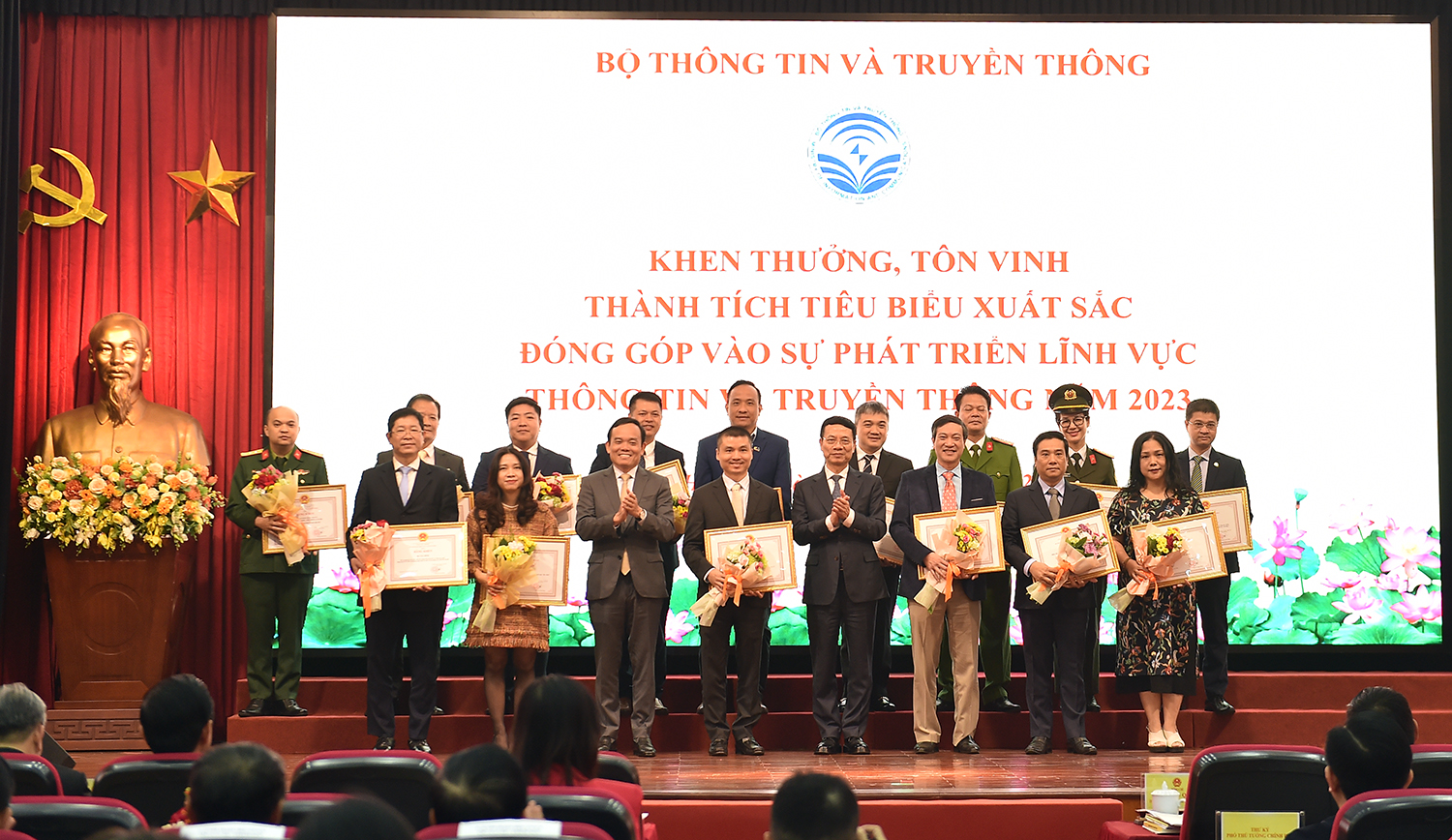 Khen thưởng, tôn vinh tập thể, cá nhân có thành tích tiêu biểu đóng góp vào sự phát triển ngành TT&TT - Ảnh: VGP/Hải Minh