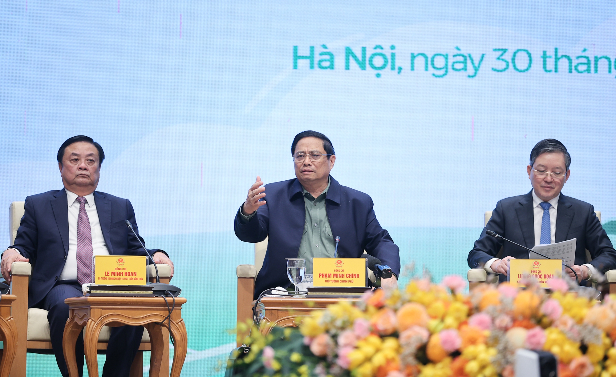 Thủ tướng Phạm Minh Chính nhấn mạnh: Hệ sinh thái nuôi tôm và trồng lúa cũng là một mô hình kinh tế tuần hoàn - Ảnh: VGP/Nhật Bắc