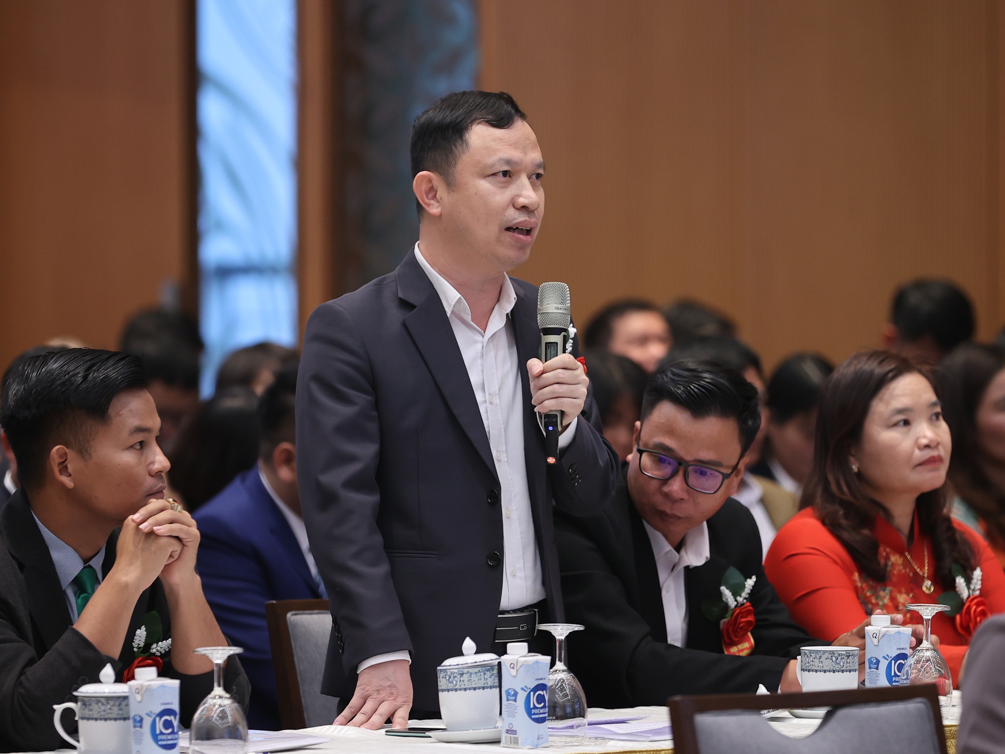 Ông Trần Văn Tân, Giám đốc HTX dược liệu QueenFarm (Thanh Hóa) đặt câu hỏi tại hội nghị - Ảnh: VGP/Nhật Bắc