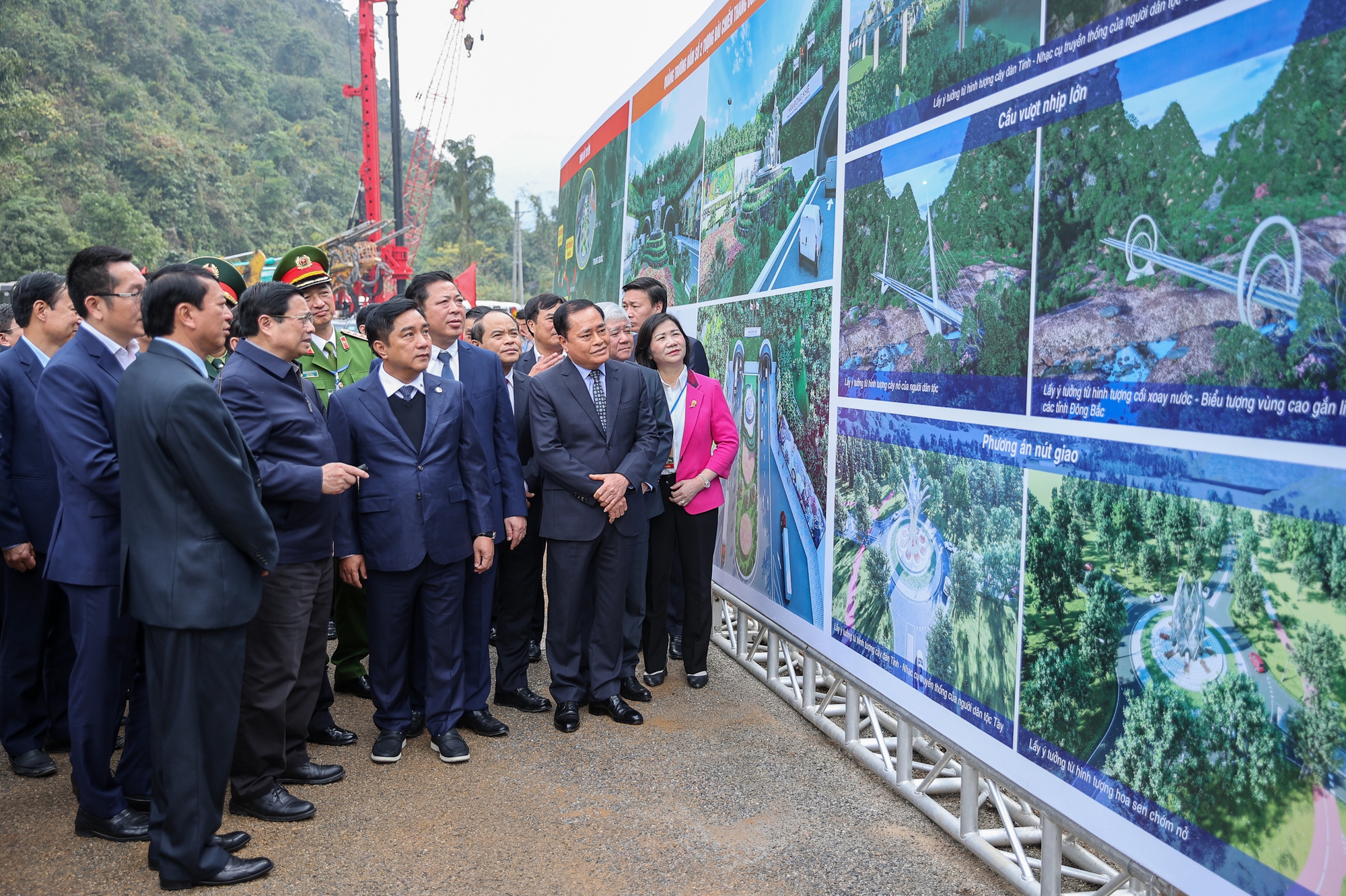 Thủ tướng nghe đơn vị thi công trình bày các điểm nhấn trên tuyến cao tốc Đồng Đăng - Trà Lĩnh - Ảnh: VGP/Nhật Bắc