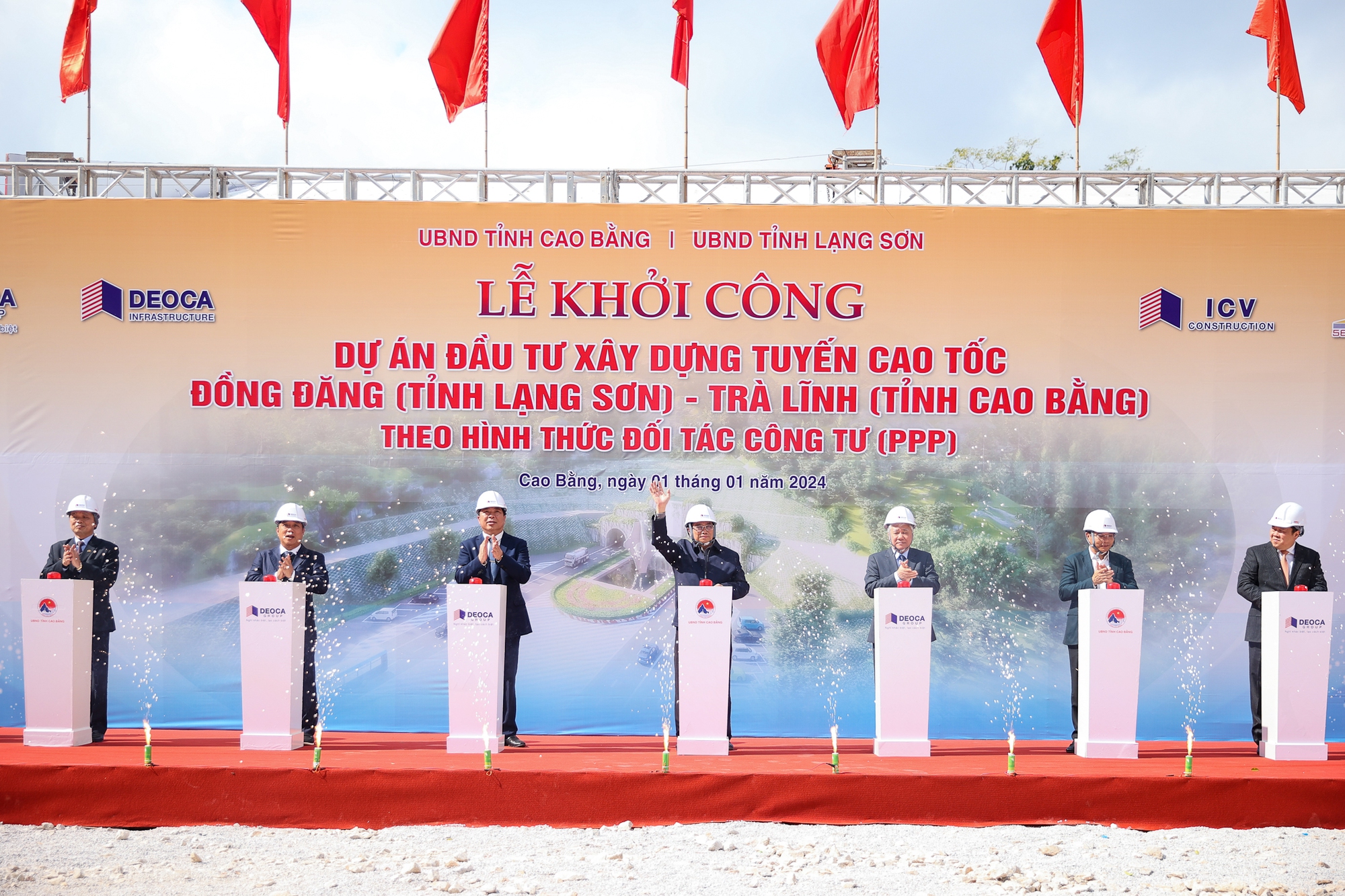 Thủ tướng Phạm Minh Chính và lãnh đạo các bộ, ngành, dịa phương thực hiện nghi lễ khởi công cao tốc Đồng Đăng - Trà Lĩnh - Ảnh: VGP/Nhật Bắc