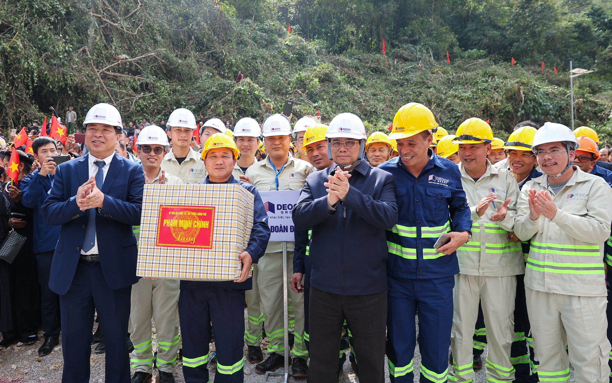 Thủ tướng tặng quà động viên các cán bộ, công nhân, kỹ sư làm việc trên công trường cao tốc Đồng Đăng - Trà Lĩnh - Anh: VGP/Nhật Bắc