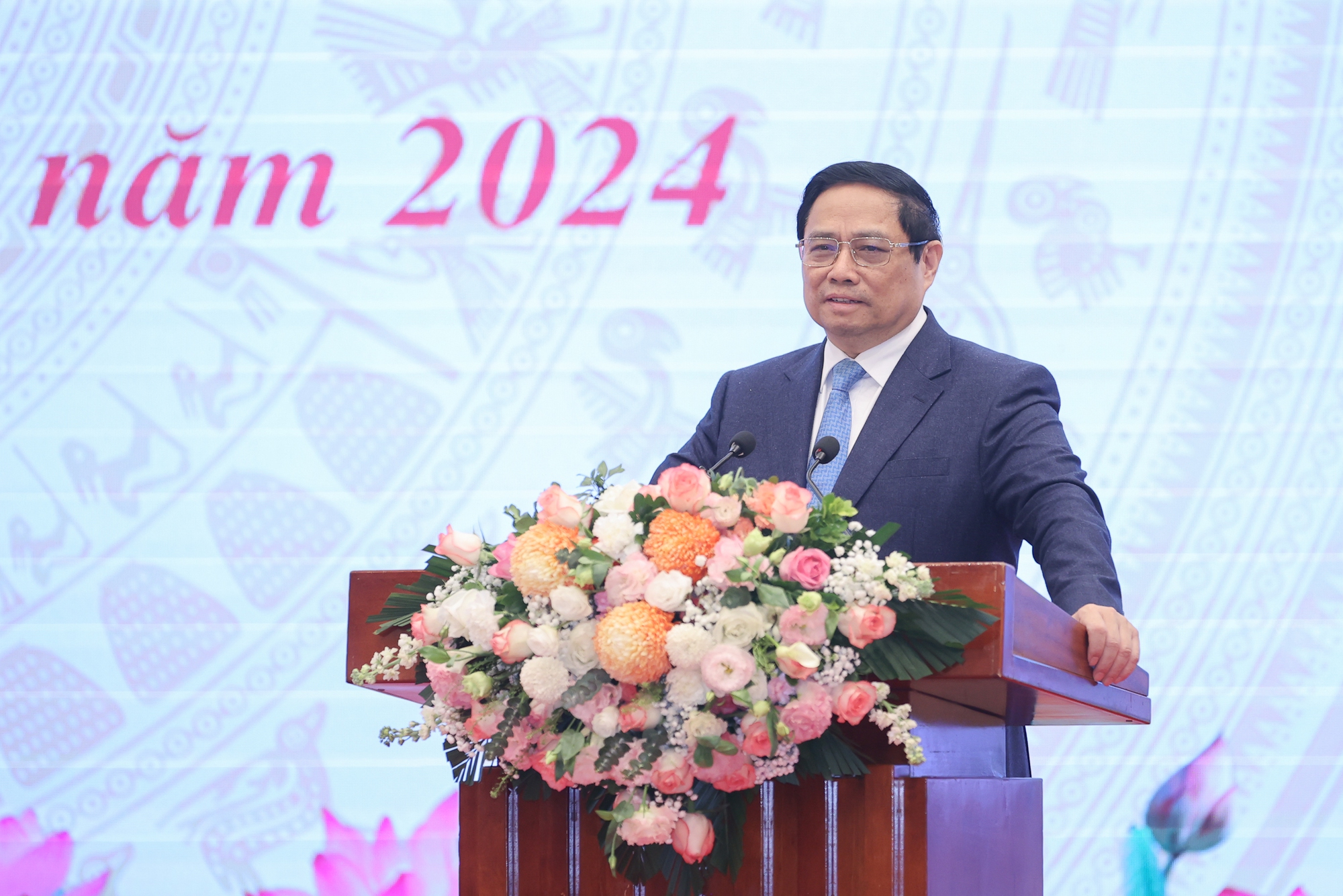 Thủ tướng Phạm Minh Chính nhấn mạnh tinh thần cần tự tin hơn, bản lĩnh hơn để phát huy tối đa sức mạnh của nền văn hóa, sức mạnh nội sinh, sức mạnh con người Việt Nam, vững bước đi lên - Ảnh: VGP/Nhật Bắc