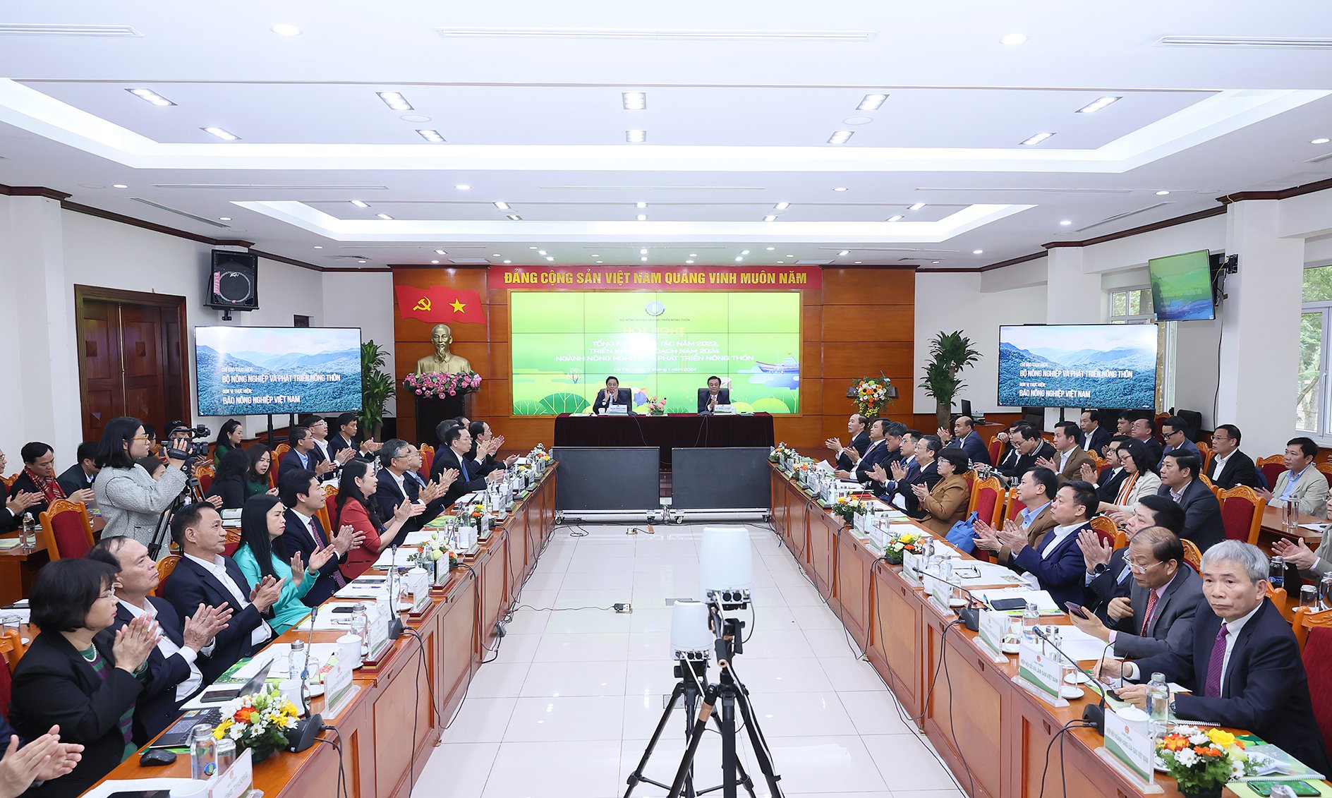 Hội nghị được kết nối trực tuyến từ điểm cầu Hà Nội tới các điểm cầu 63 tỉnh, thành phố trực thuộc Trung ương - Ảnh: VGP/Nhật Bắc