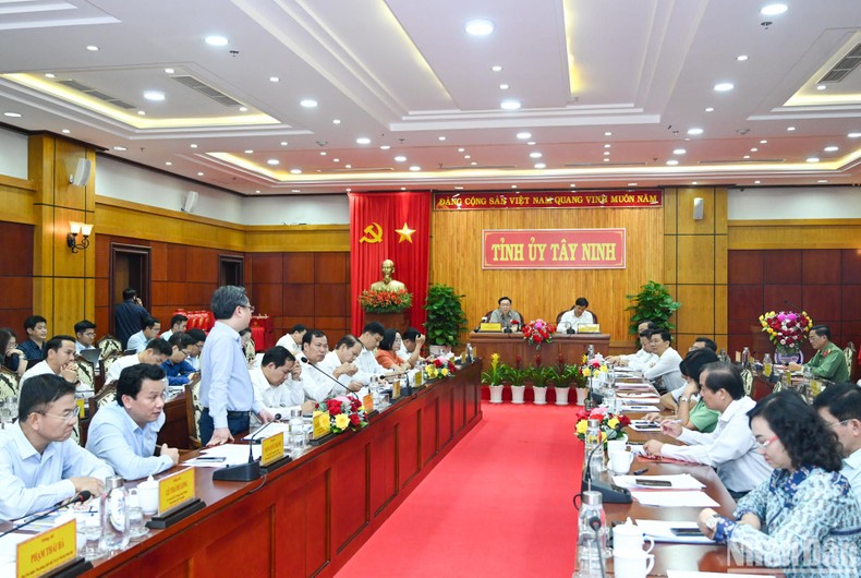 Quang cảnh buổi làm việc với Ban Thường vụ Tỉnh ủy Tây Ninh.