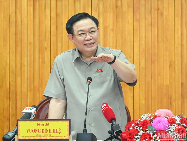 Chủ tịch Quốc hội Vương Đình Huệ phát biểu kết luận buổi làm việc.