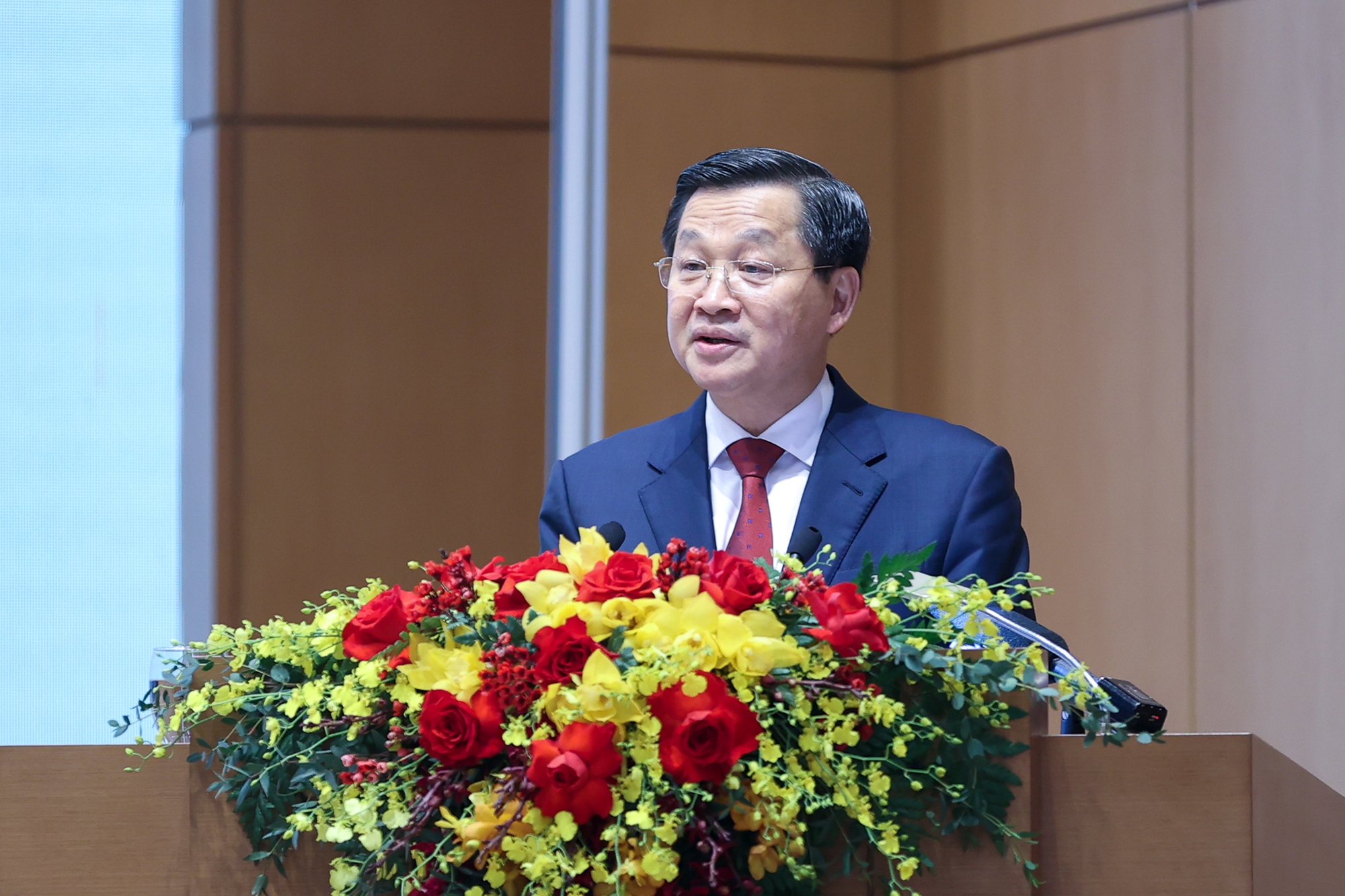 Phó Thủ tướng Lê Minh Khái trình bày Báo cáo về tình hình KTXH năm 2023 và phương hướng, nhiệm vụ, giải pháp năm 2024 - Ảnh: VGP/Nhật Bắc