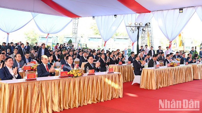 Chủ tịch Quốc hội Vương Đình Huệ, Phó Thủ tướng Chính phủ Trần Lưu Quang cùng các đại biểu dự khởi công dự án nhà ở xã hội tại Hải Phòng.
