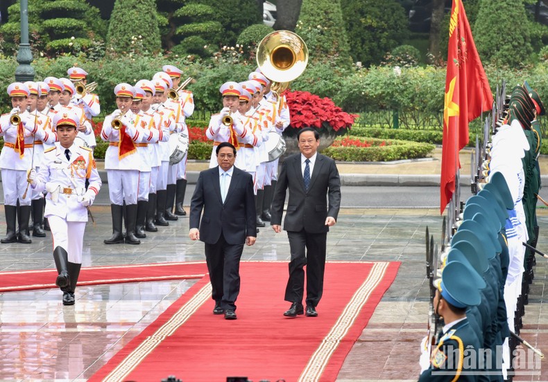 Thủ tướng Phạm Minh Chính và Thủ tướng Chính phủ nước Cộng hòa Dân chủ Nhân dân Lào Sonexay Siphandone duyệt Đội danh dự Quân đội nhân dân Việt Nam.
