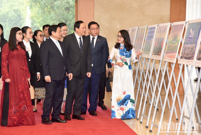 Thủ tướng Phạm Minh Chính, Thủ tướng Chính phủ nước Cộng hòa Dân chủ Nhân dân Lào Sonexay Siphandone tham quan hình ảnh hợp tác giữa hai nước.