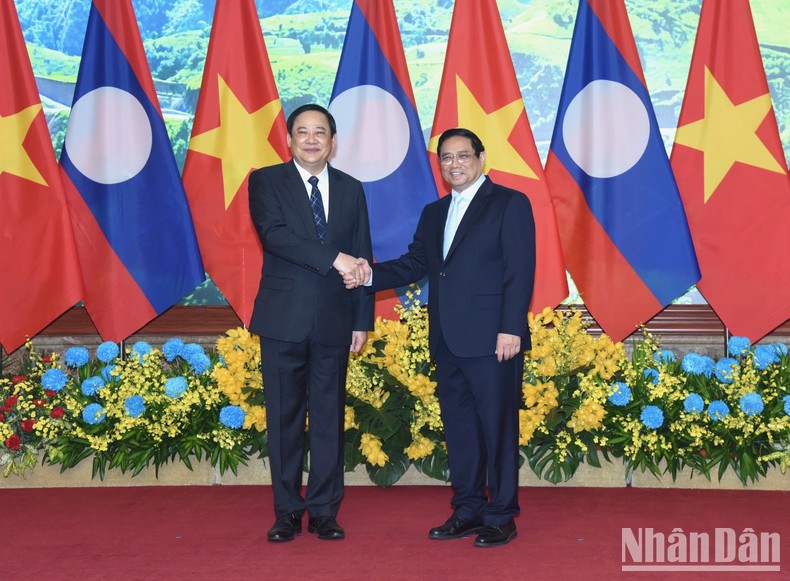 Thủ tướng Phạm Minh Chính và Thủ tướng Chính phủ nước Cộng hòa Dân chủ Nhân dân Lào Sonexay Siphandone.