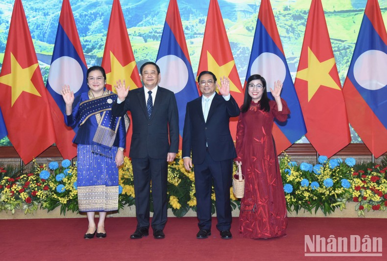 Thủ tướng Phạm Minh Chính và Phu nhân tại lễ đón Thủ tướng Chính phủ nước Cộng hòa Dân chủ Nhân dân Lào Sonexay Siphandone và Phu nhân.