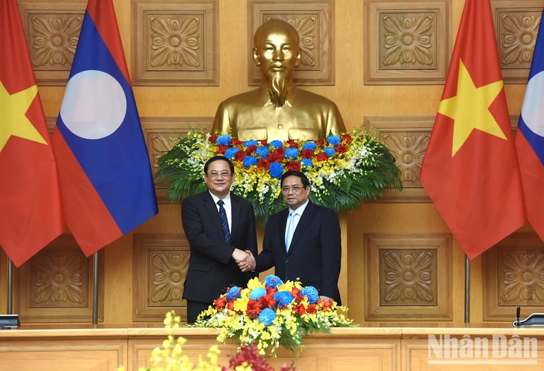 Thủ tướng Phạm Minh Chính và Thủ tướng Chính phủ nước Cộng hòa Dân chủ Nhân dân Lào Sonexay Siphandone trước khi vào hội đàm.