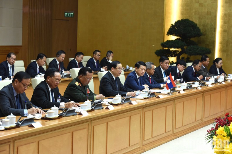 Thủ tướng Chính phủ nước Cộng hòa Dân chủ Nhân dân Lào Sonexay Siphandone và các thành viên Chính phủ tham dự hội đàm với Thủ tướng Phạm Minh Chính.