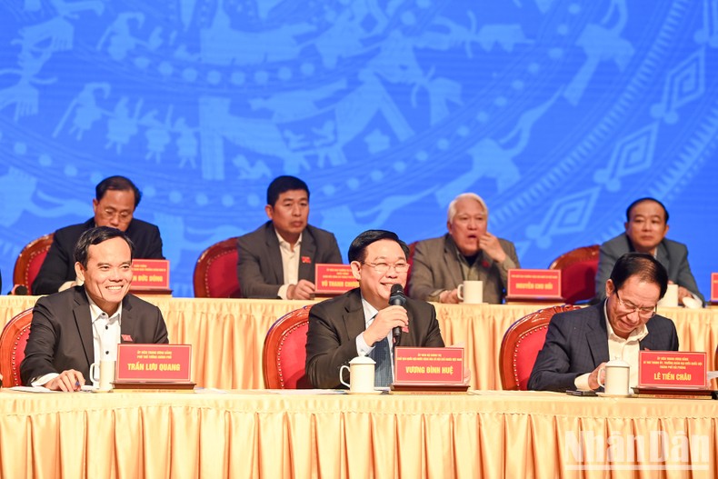 Chủ tịch Quốc hội Vương Đình Huệ, Phó Thủ tướng Chính phủ Trần Lưu Quang, Bí thư Thành ủy Hải Phòng Lê Tiến Châu và các đại biểu Quốc hội thành phố Hải Phòng tại hội nghị.