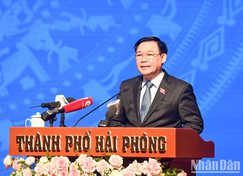 Chủ tịch Quốc hội Vương Đình Huệ phát biểu trao đổi, giải đáp ý kiến, kiến nghị của cử tri.