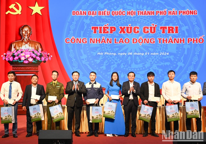 Chủ tịch Quốc hội Vương Đình Huệ và Phó Thủ tướng Chính phủ Trần Lưu Quang trao quà cho đoàn viên, người lao động có nhiều thành tích xuất sắc.