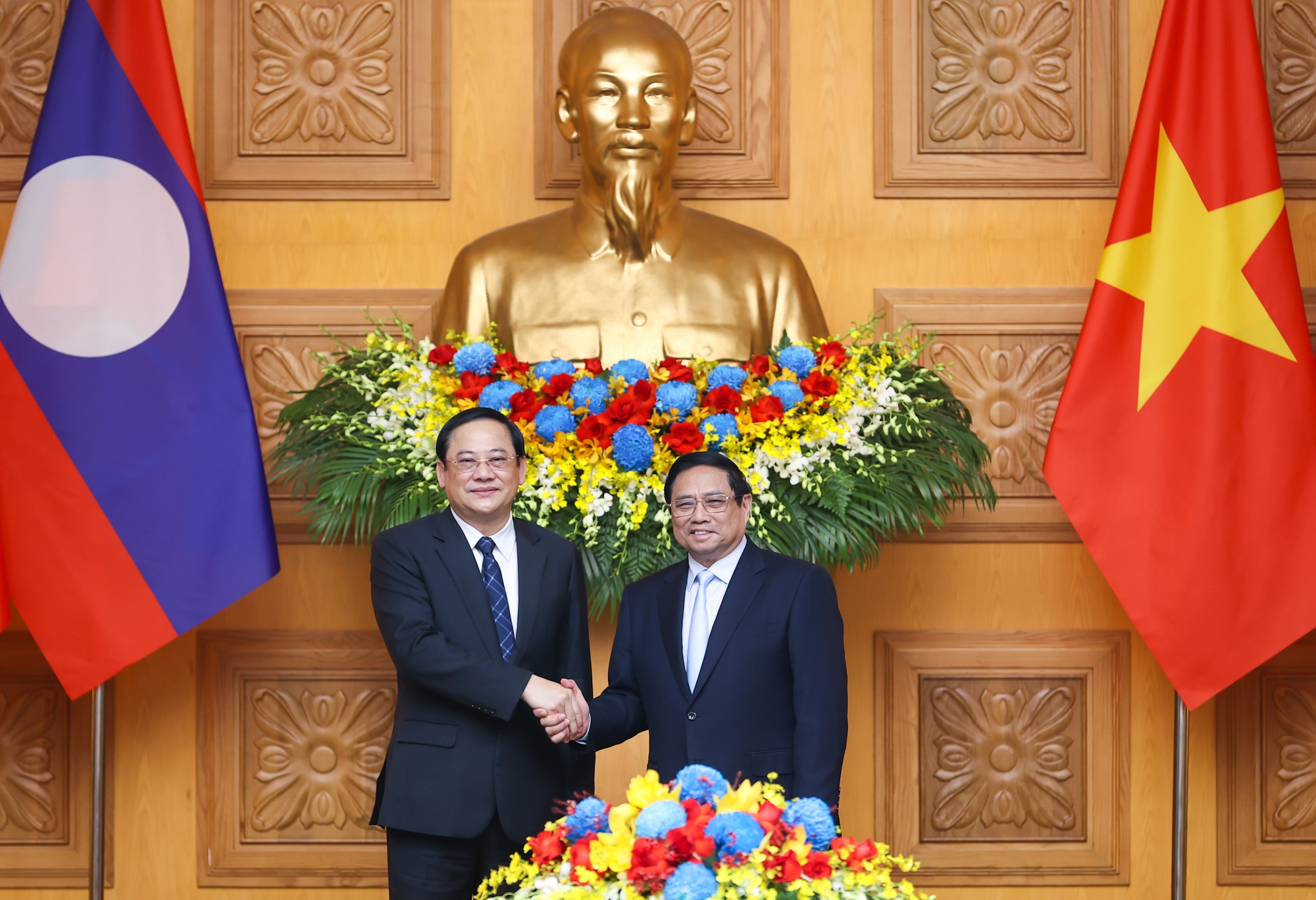 Thủ tướng Phạm Minh Chính nhiệt liệt chào mừng Thủ tướng Lào Sonexay Siphandon lần đầu tiên sang thăm chính thức Việt Nam trên cương vị mới - Ảnh: VGP/Nhật Bắc