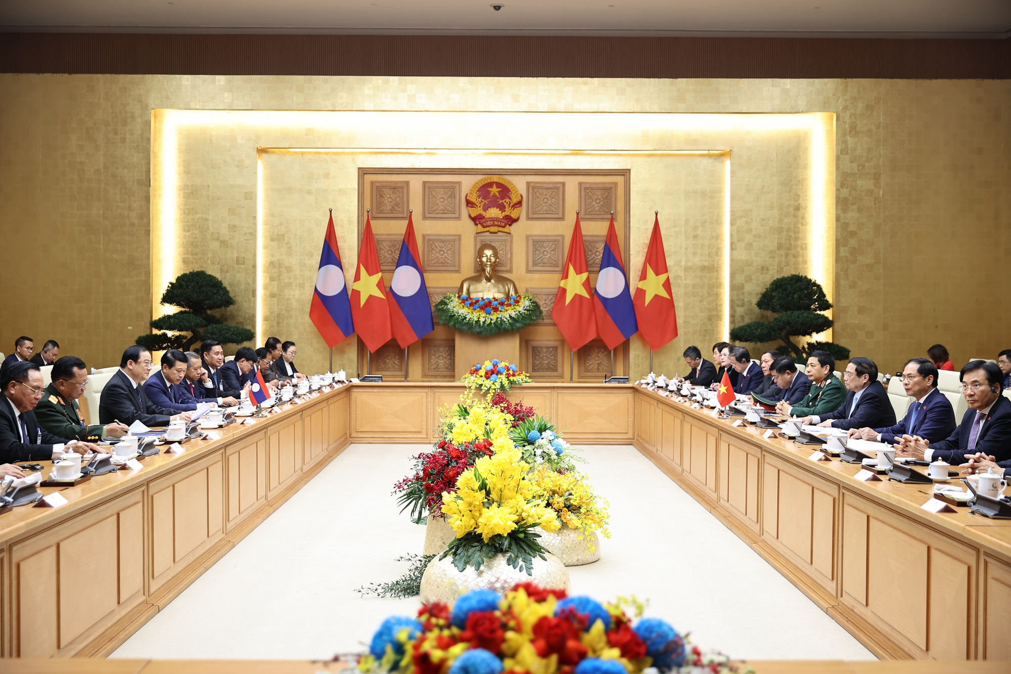 Hai Thủ tướng cùng bày tỏ vui mừng trước sự phát triển tốt đẹp, toàn diện, sâu rộng và hiệu quả của mối quan hệ hữu nghị vĩ đại, đoàn kết đặc biệt và hợp tác toàn diện Việt Nam-Lào trên tất cả các lĩnh vực - Ảnh: VGP/Nhật Bắc