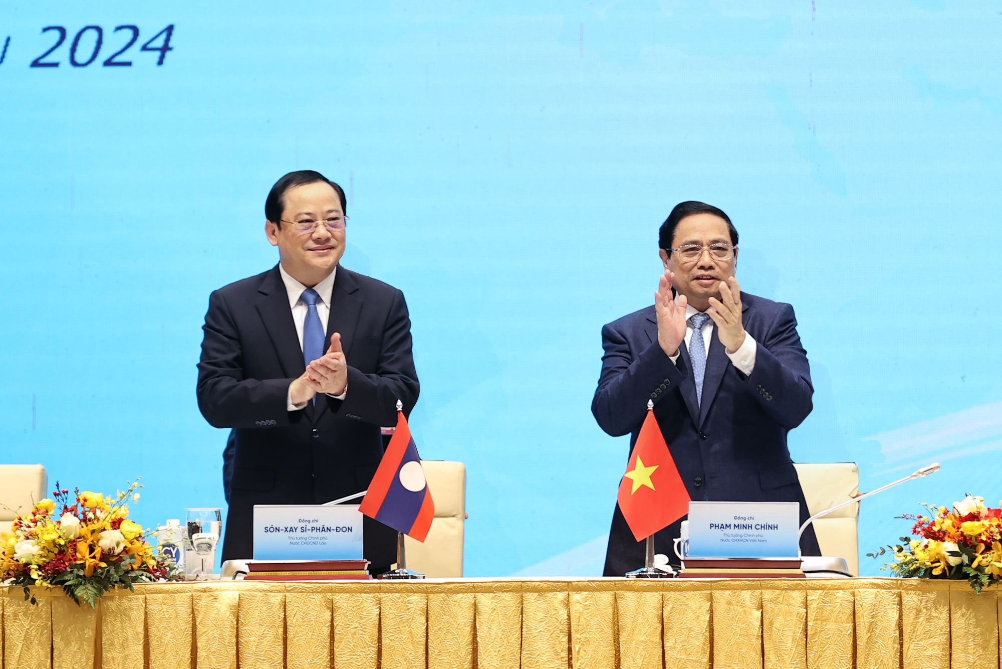 Thủ tướng Phạm Minh Chính và Thủ tướng Lào Sonexay Siphandone đồng chủ trì Hội nghị Hợp tác đầu tư Việt Nam-Lào - Ảnh: VGP/Nhật Bắc