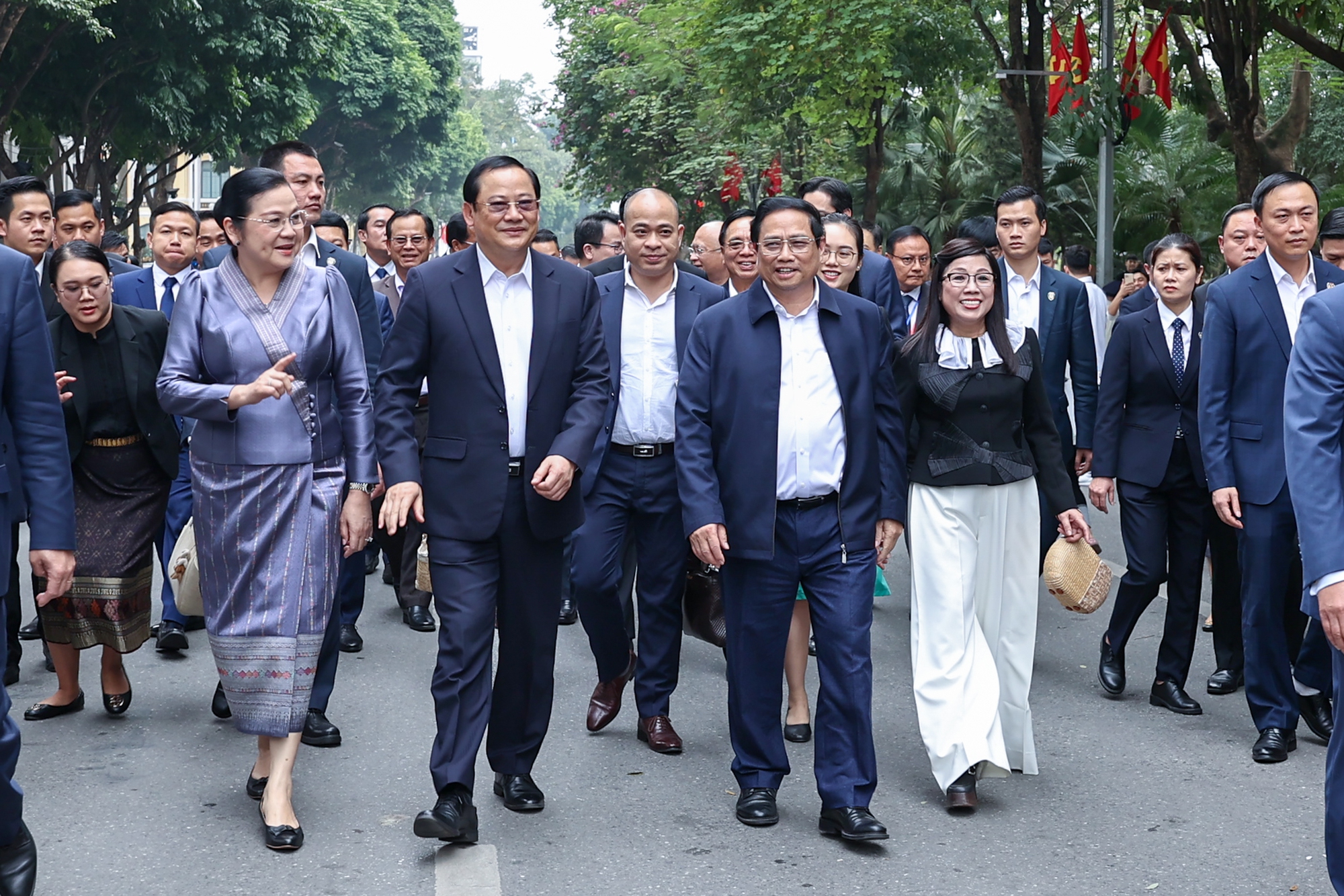 Thủ tướng Chính phủ Phạm Minh Chính và Phu nhân, cùng Thủ tướng Sonexay Siphandone và Phu nhân đã thăm đền Ngọc Sơn, dạo ngắm hồ Hoàn Kiếm - Ảnh: VGP/Nhật Bắc