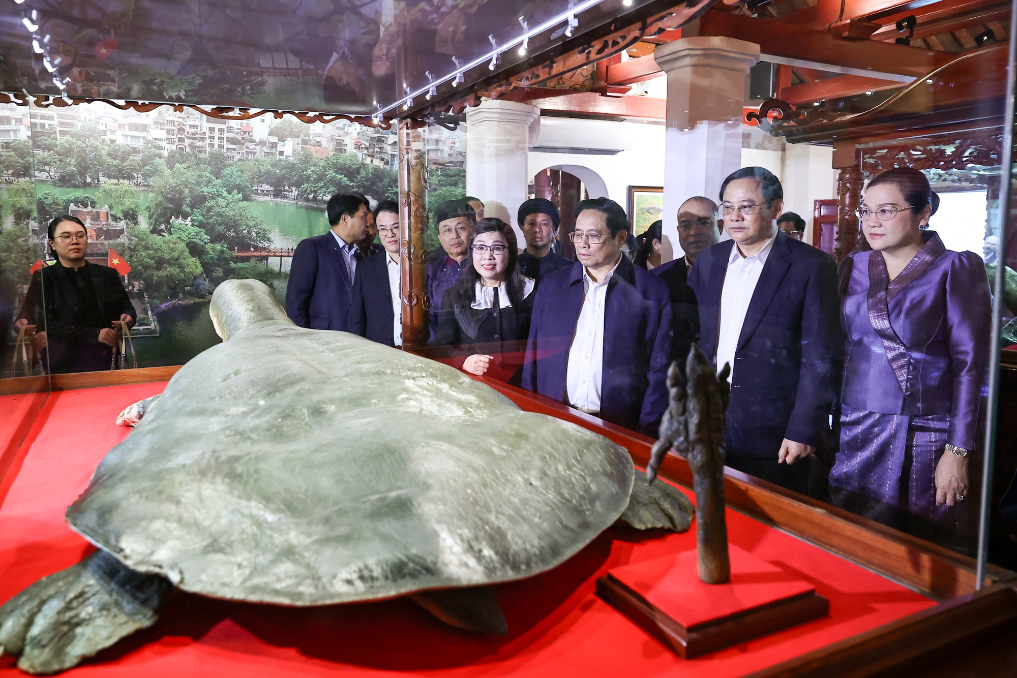 Hai Thủ tướng tham quan tiêu bản cụ rùa Hồ Gươm trưng bày trong đền Ngọc Sơn. Ảnh: VGP/Nhật Bắc