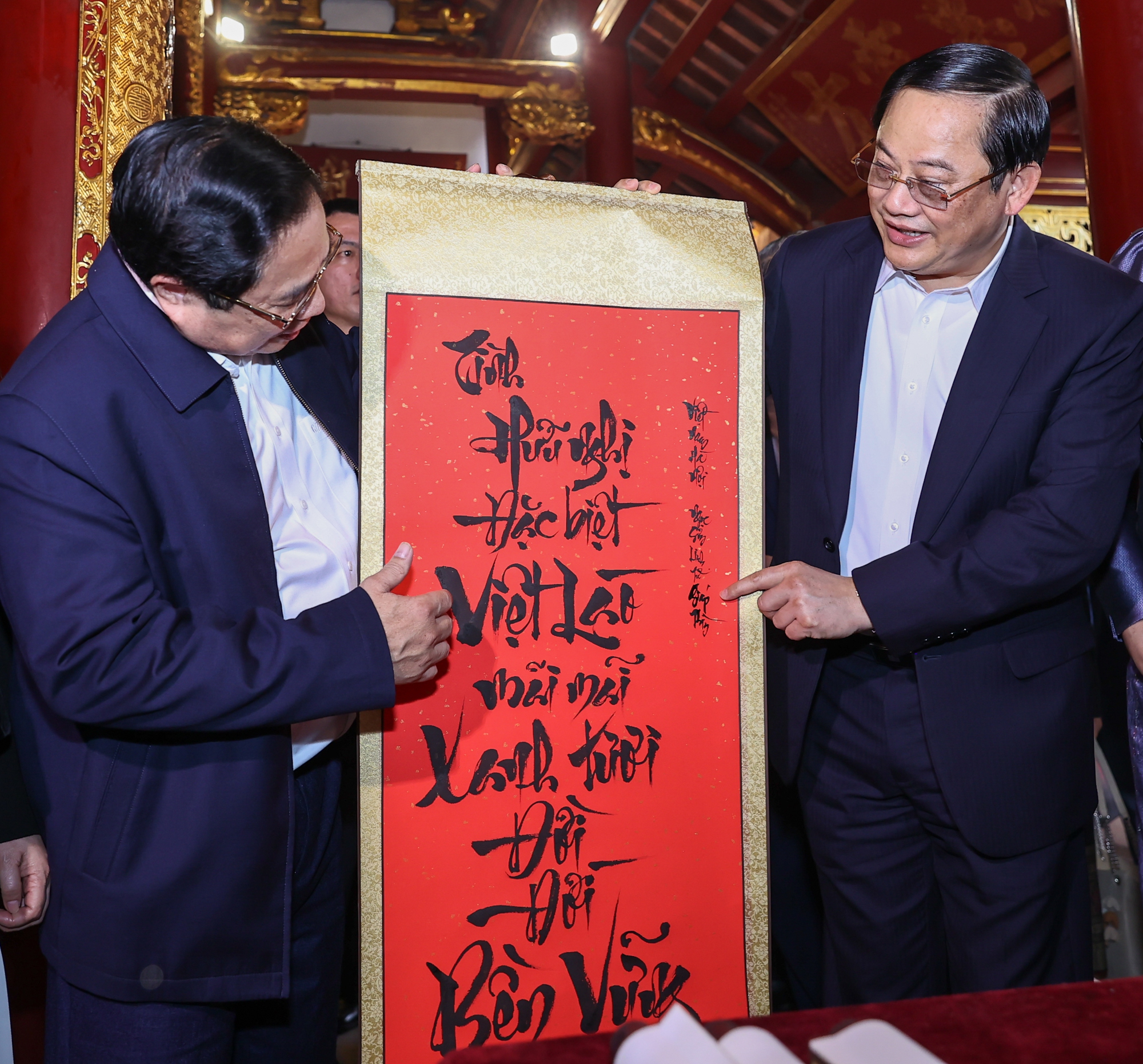 Thủ tướng Phạm Minh Chính tặng Thủ tướng Sonexay Siphandone bức thư pháp về tình hữu nghị đặc biệt Việt-Lào - Ảnh: VGP/Nhật Bắc