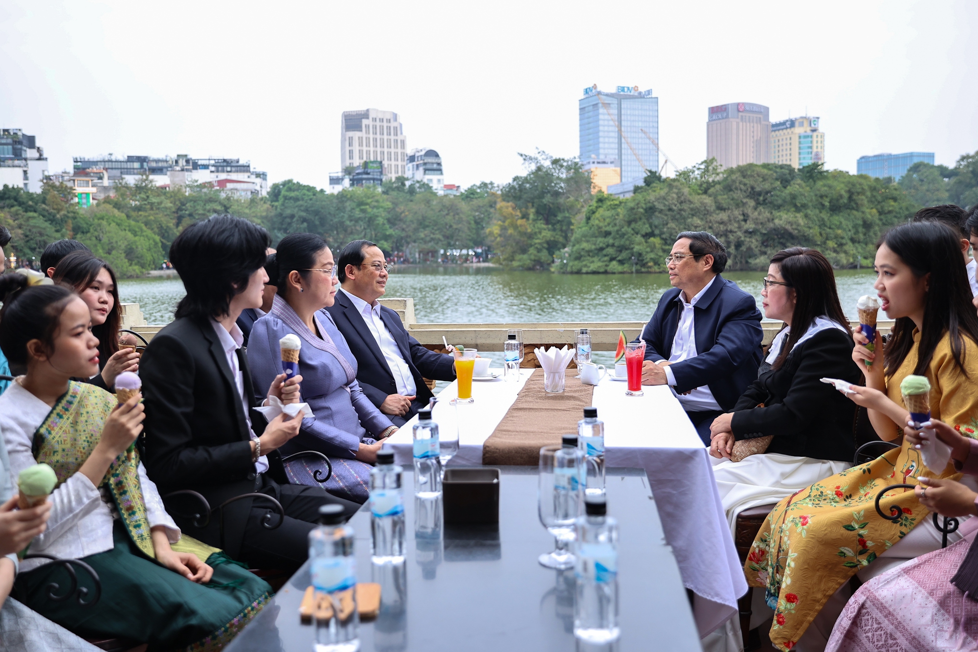 Hai Thủ tướng và hai Phu nhân cùng sinh viên thưởng thức cà phê, kem tại nhà hàng ven hồ - Ảnh: VGP/Nhật Bắc