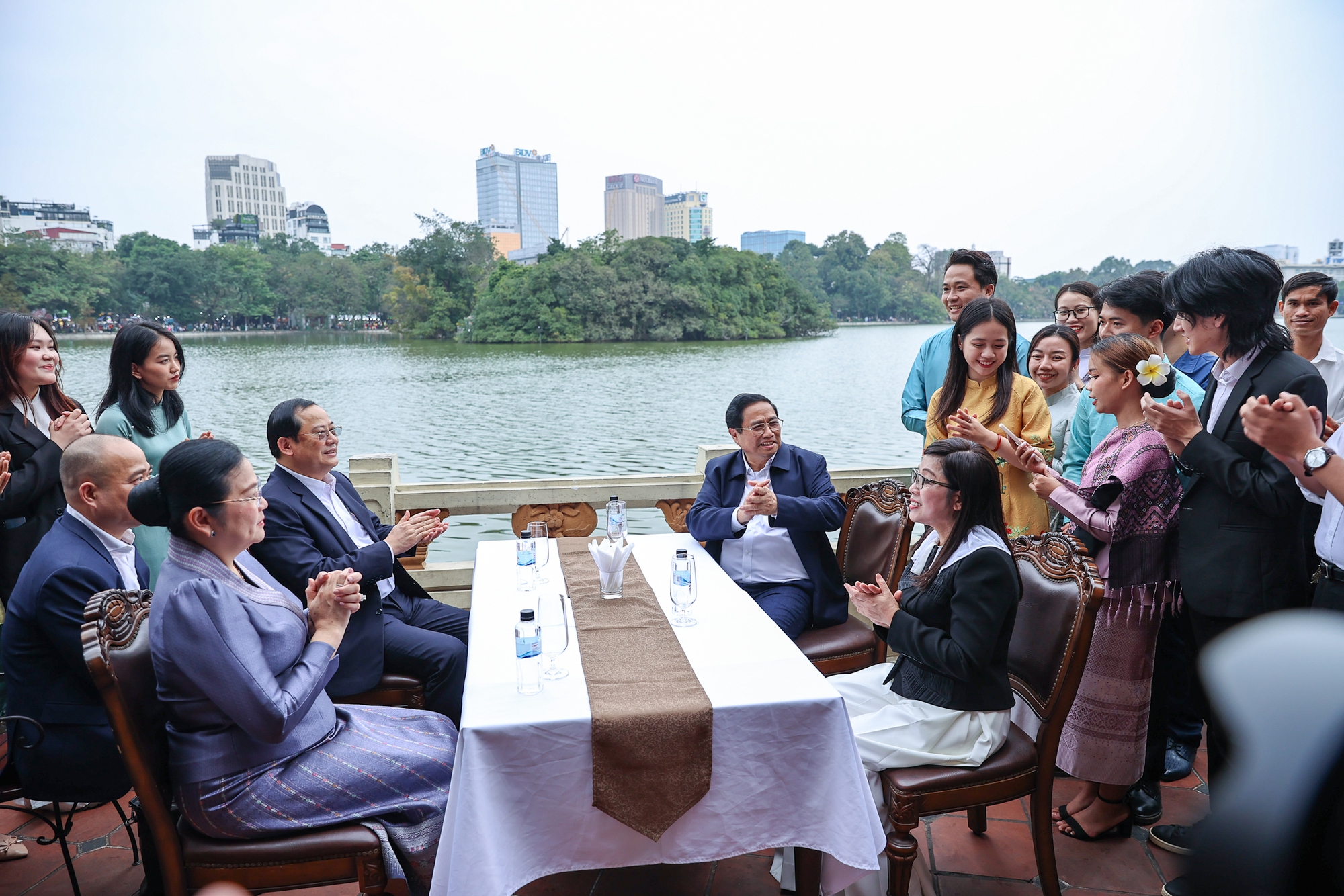 Thủ tướng Phạm Minh Chính, Thủ tướng Lào Sonexay Siphandone cùngHai Thủ tướng và hai Phu nhân cùng sinh viên thưởng thức cà phê, kem tại nhà hàng ven hồ - Ảnh: VGP/Nhật Bắc hai Phu nhân thăm đền Ngọc Sơn, hồ Hoàn Kiếm- Ảnh 10.