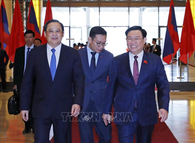 Chủ tịch Quốc hội Vương Đình Huệ nồng nhiệt chào mừng Thủ tướng Sonexay Siphandone thăm chính thức Việt Nam - Ảnh: TTXVN