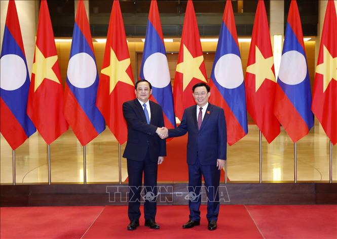 Hai nhà lãnh đạo bày tỏ vui mừng và đánh giá cao những thành tựu quan trọng trong quan hệ hợp tác Việt Nam-Lào nói chung và hợp tác giữa Quốc hội hai nước nói riêng - Ảnh: TTXVN