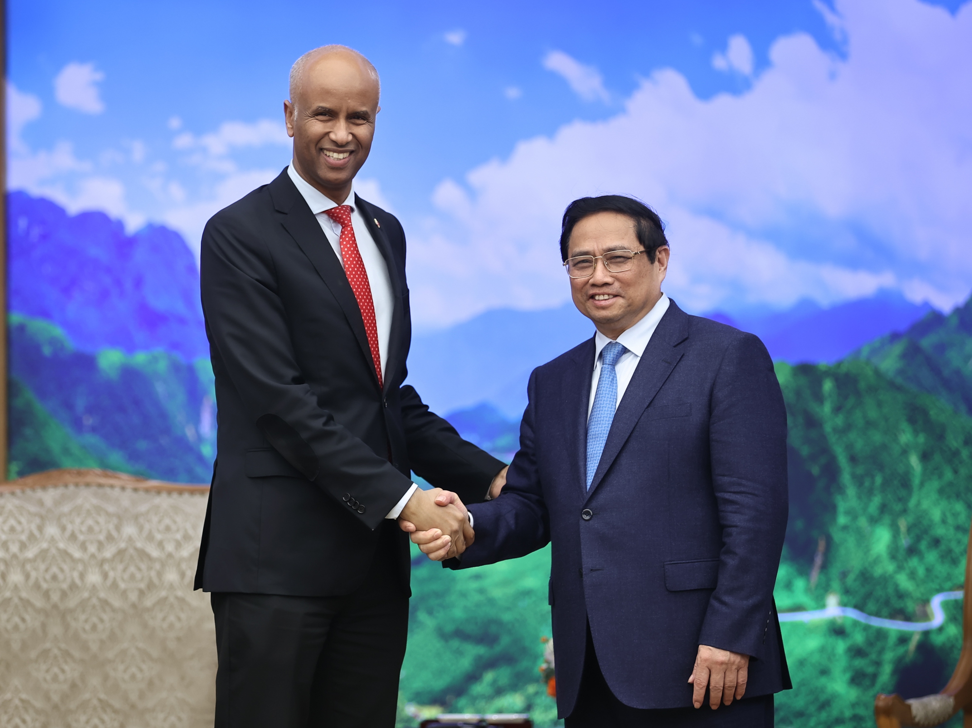Thủ tướng Phạm Minh Chính và ông Ahmed Hussen, Bộ trưởng Phát triển quốc tế Canada - Ảnh: VGP/Nhật Bắc