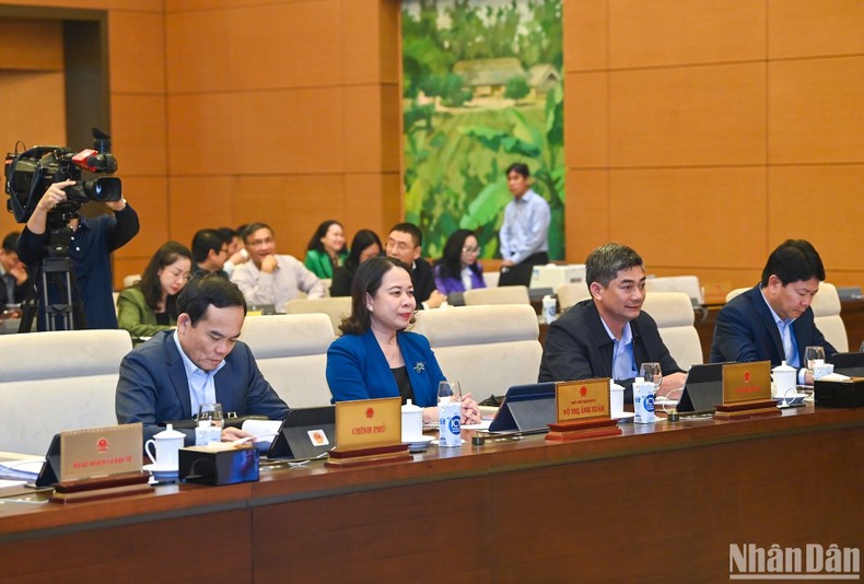 Phó Chủ tịch nước Võ Thị Ánh Xuân, Phó Thủ tướng Chính phủ Trần Lưu Quang và các đại biểu dự phiên họp. (Ảnh: DUY LINH)