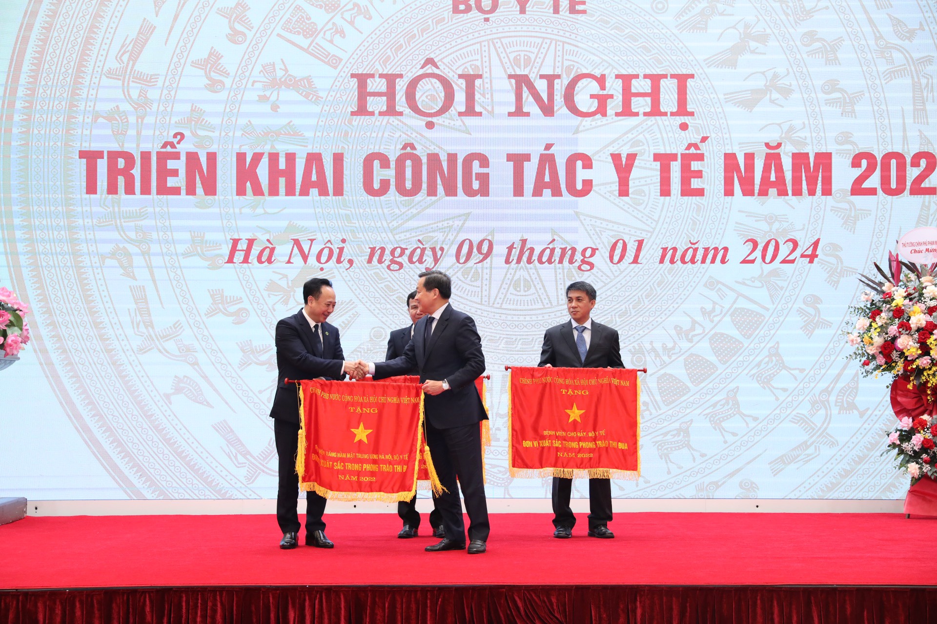 Phó Thủ tướng Lê Minh Khái trao Cờ thi đua của Chính phủ cho 3 đơn vị của Bộ Y tế. Ảnh: VGP