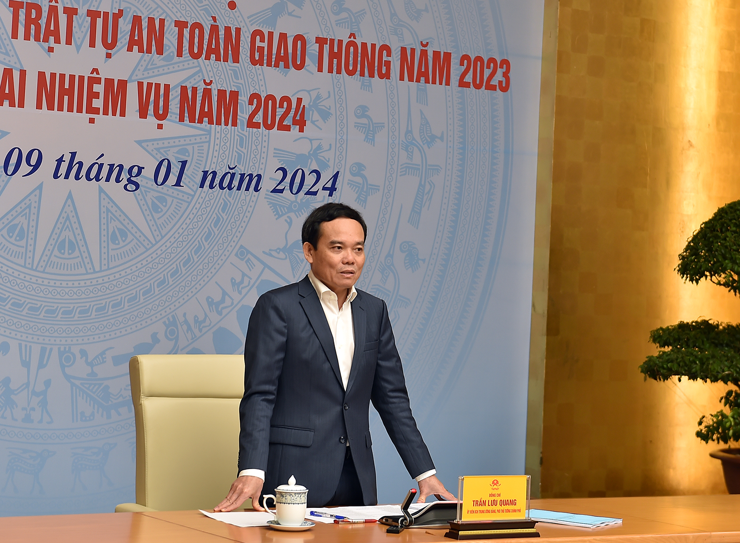 Phó Thủ tướng Trần Lưu Quang phát biểu tại Hội nghị tổng kết công tác bảo đảm TTATGT năm 2023, triển khai nhiệm vụ năm 2024 của Uỷ ban An toàn giao thông Quốc gia - Ảnh: VGP/Hải Minh