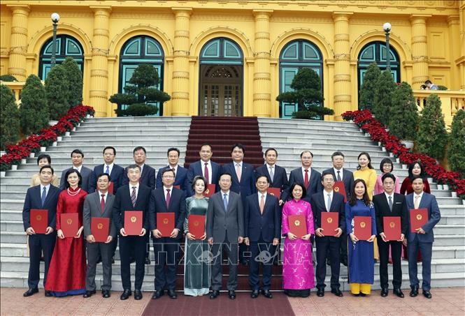 Chủ tịch nước Võ Văn Thưởng với các Đại sứ, Trưởng Cơ quan đại diện Việt Nam tại nước ngoài. (Ảnh: TTXVN)