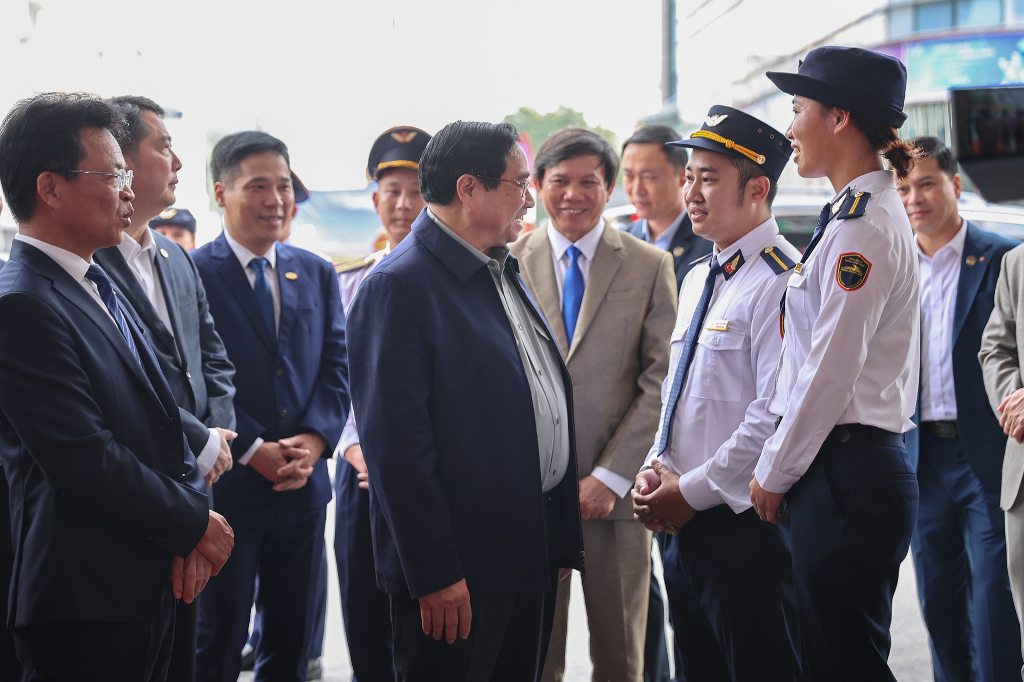 Trước khi dự Hội nghị, Thủ tướng Phạm Minh Chính đã đi thăm, kiểm tra Ga Hà Nội và đoàn tàu khách chất lượng cao của Tổng Công ty - Ảnh: VGP/Nhật Bắc