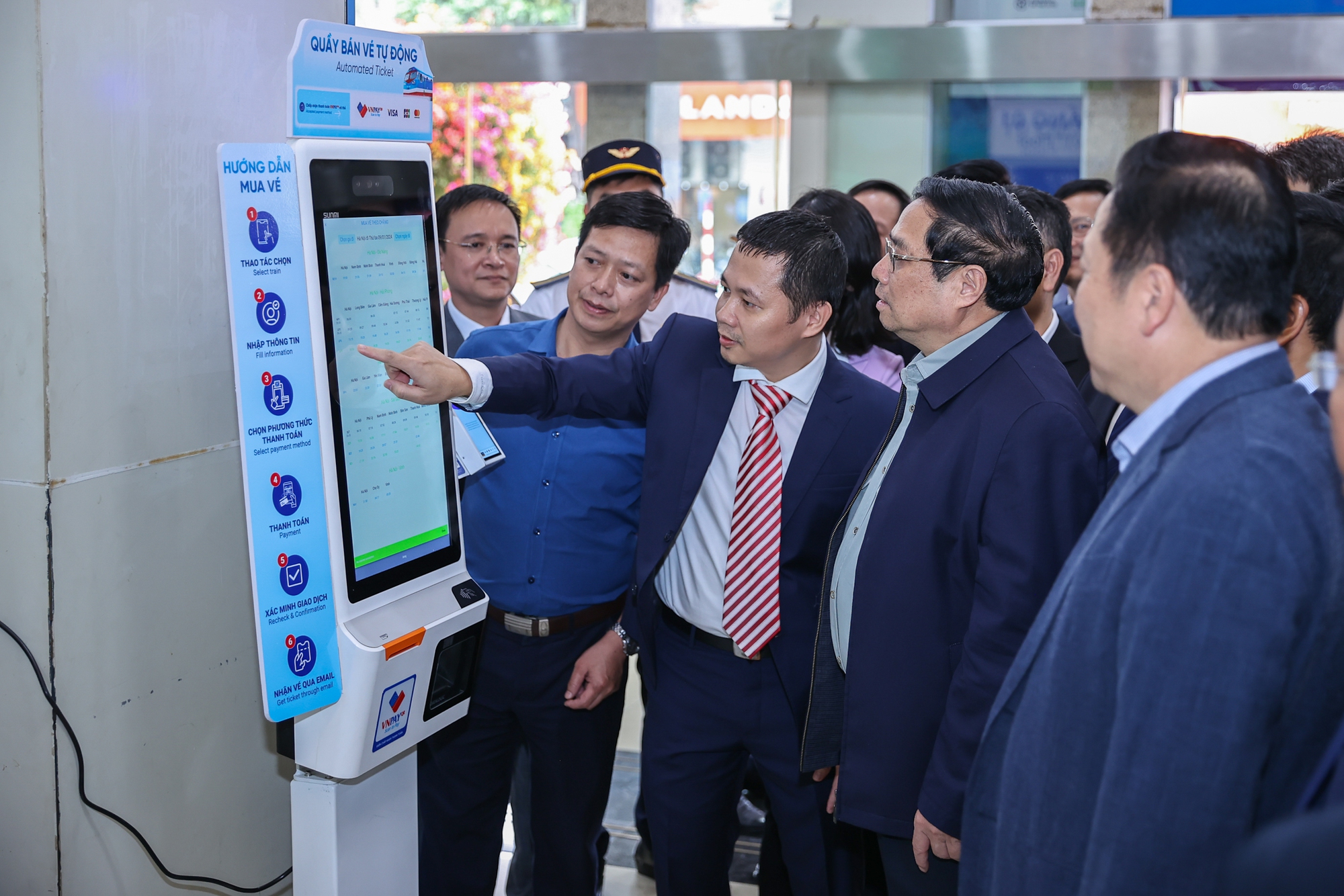 Thủ tướng Phạm Minh Chính kiểm tra hệ thống bán vé tự động tại Ga Hà Nội - Ảnh: VGP/Nhật Bắc