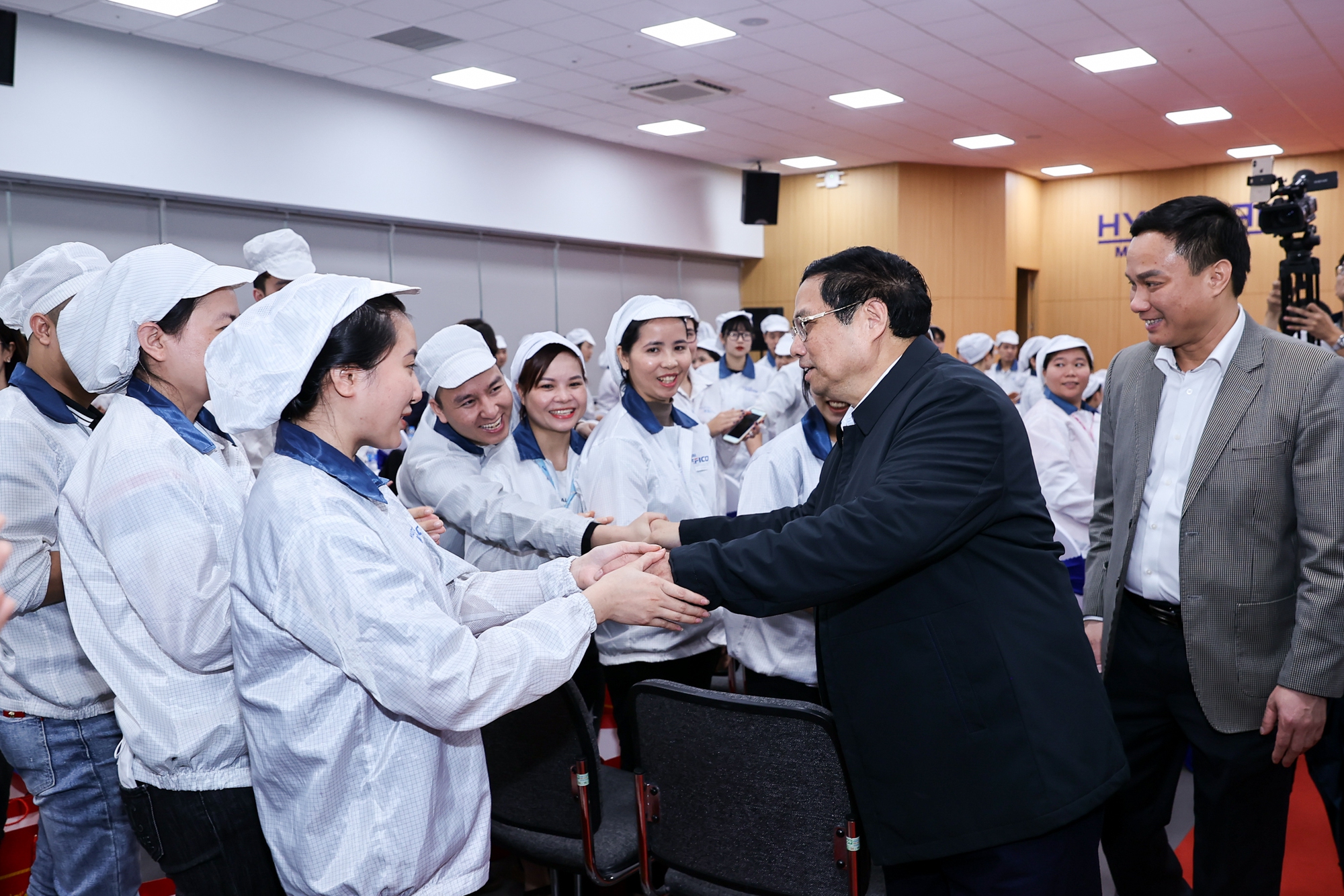 Công nhân, người lao động tại Công ty Kefico đón Thủ tướng Phạm Minh Chính tới thăm - Ảnh: VGP/Nhật Bắc