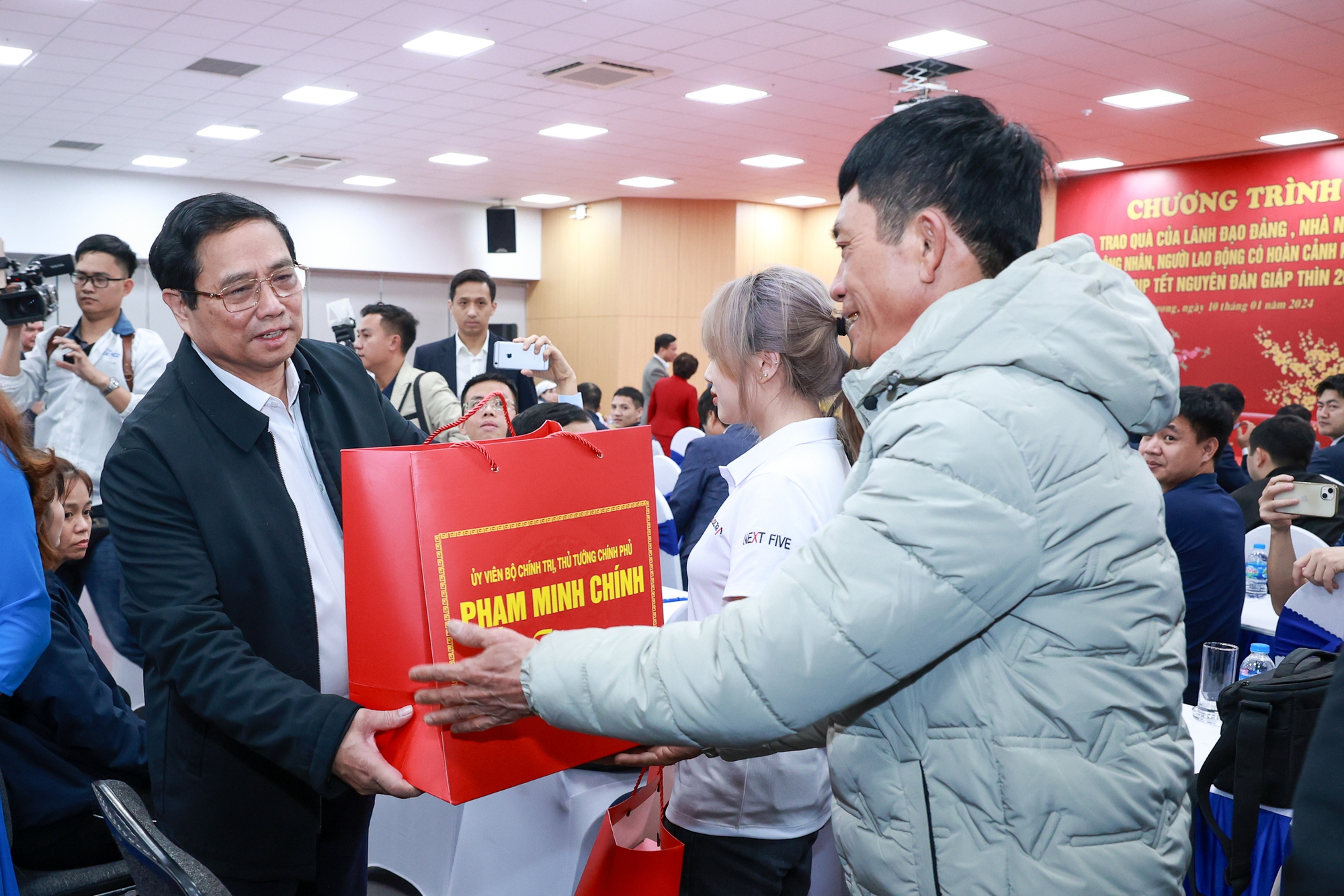 Thủ tướng Phạm Minh Chính tặng quà công nhân, người lao động có hoàn cảnh khó khăn tại Công ty Kefico - Ảnh: VGP/Nhật Bắc