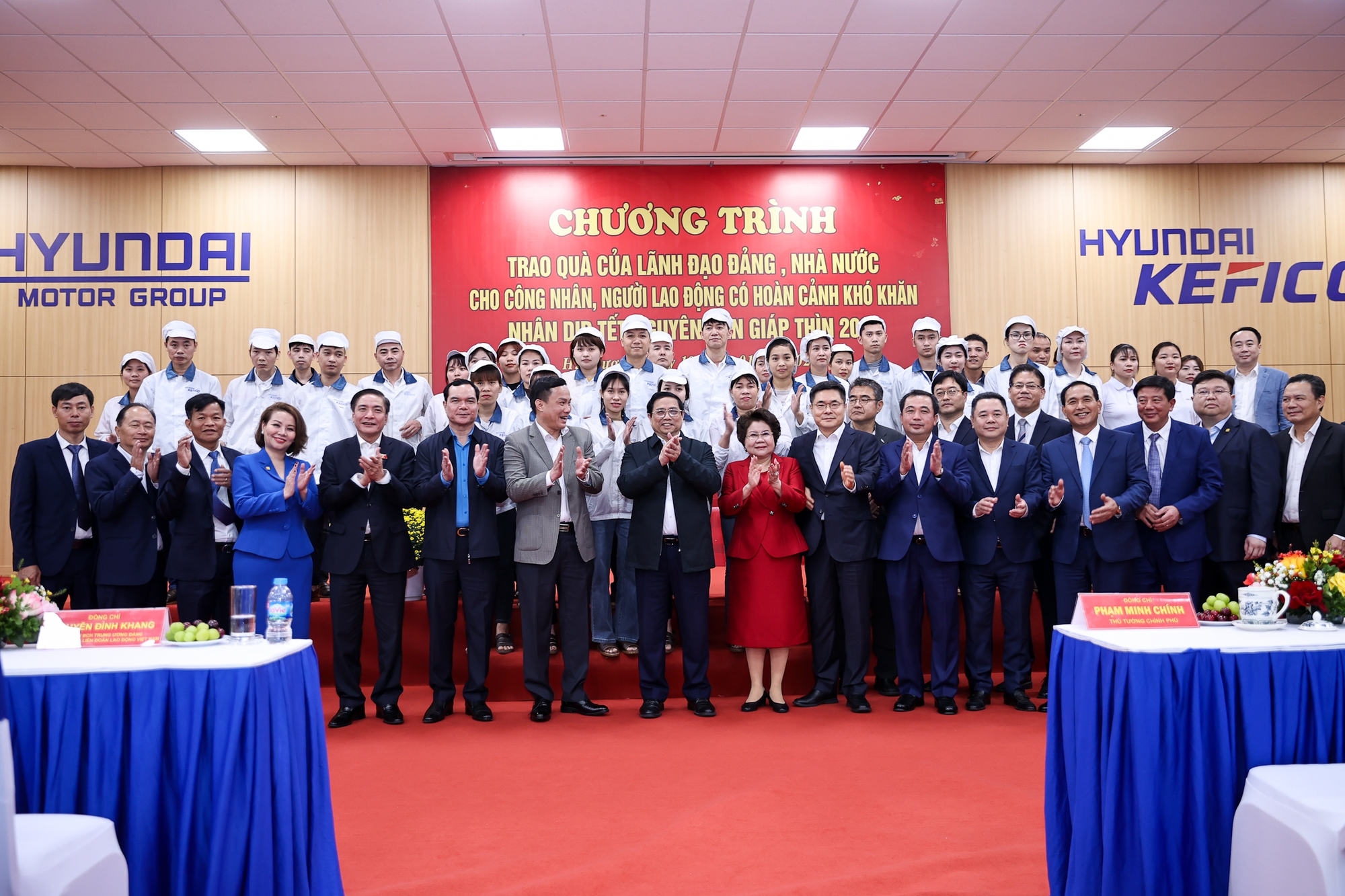 Thủ tướng Phạm Minh Chính và các đại biểu cùng lãnh đạo, công nhân, người lao động Công ty Kefico - Ảnh: VGP/Nhật Bắc