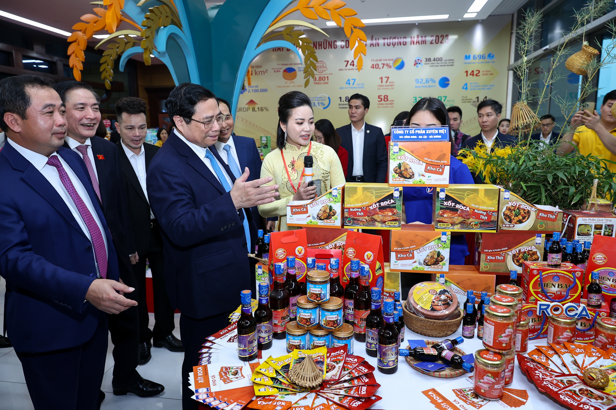 Thủ tướng Phạm Minh Chính tham quan trưng bày sản phẩm nông nghiệp tỉnh Hải Dương - Ảnh: VGP/Nhật Bắc