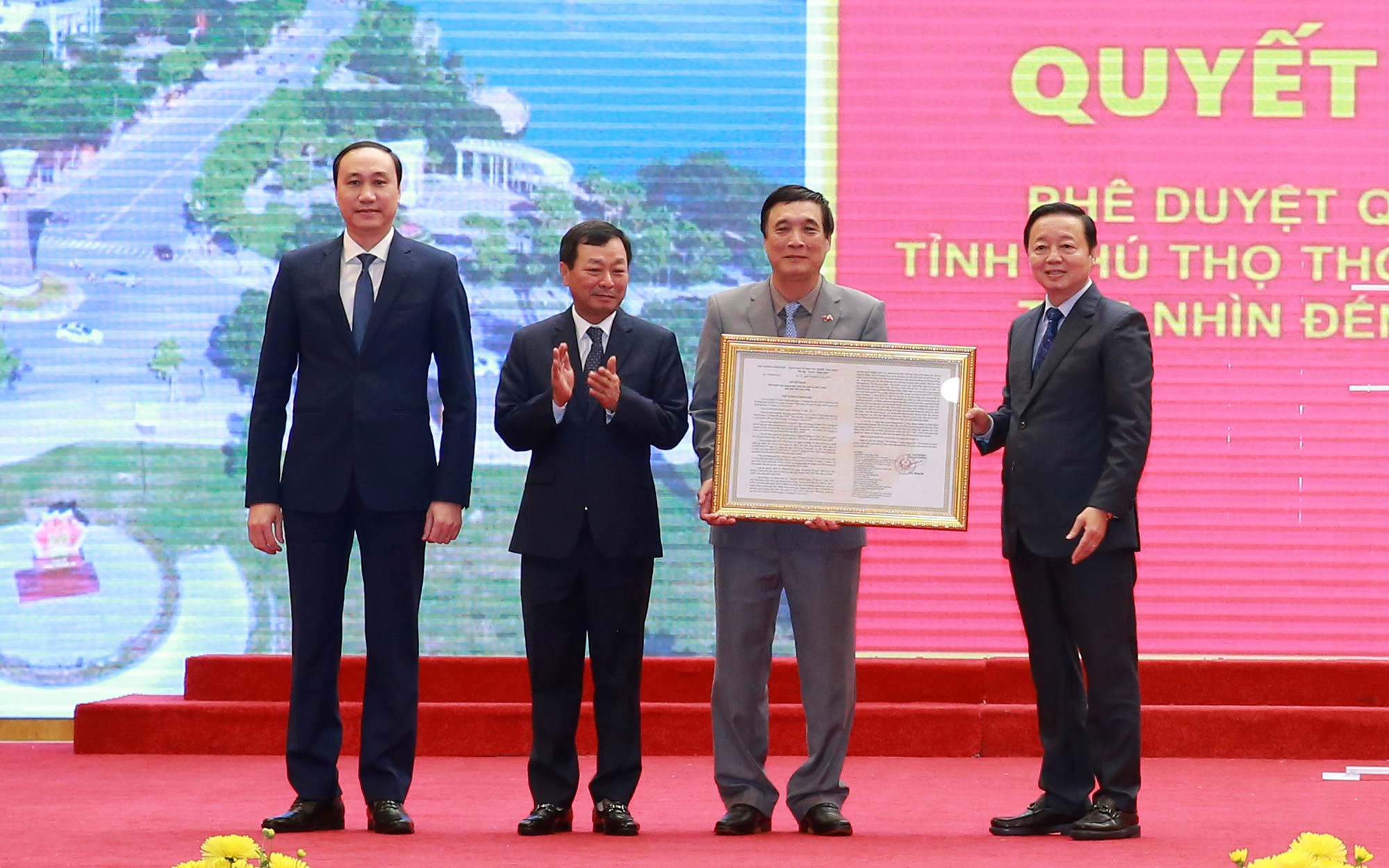 Phó Thủ tướng Trần Hồng Hà trao quyết định phê duyệt Quy hoạch cho lãnh đạo tỉnh Phú Thọ - Ảnh: VGP/Minh Khôi