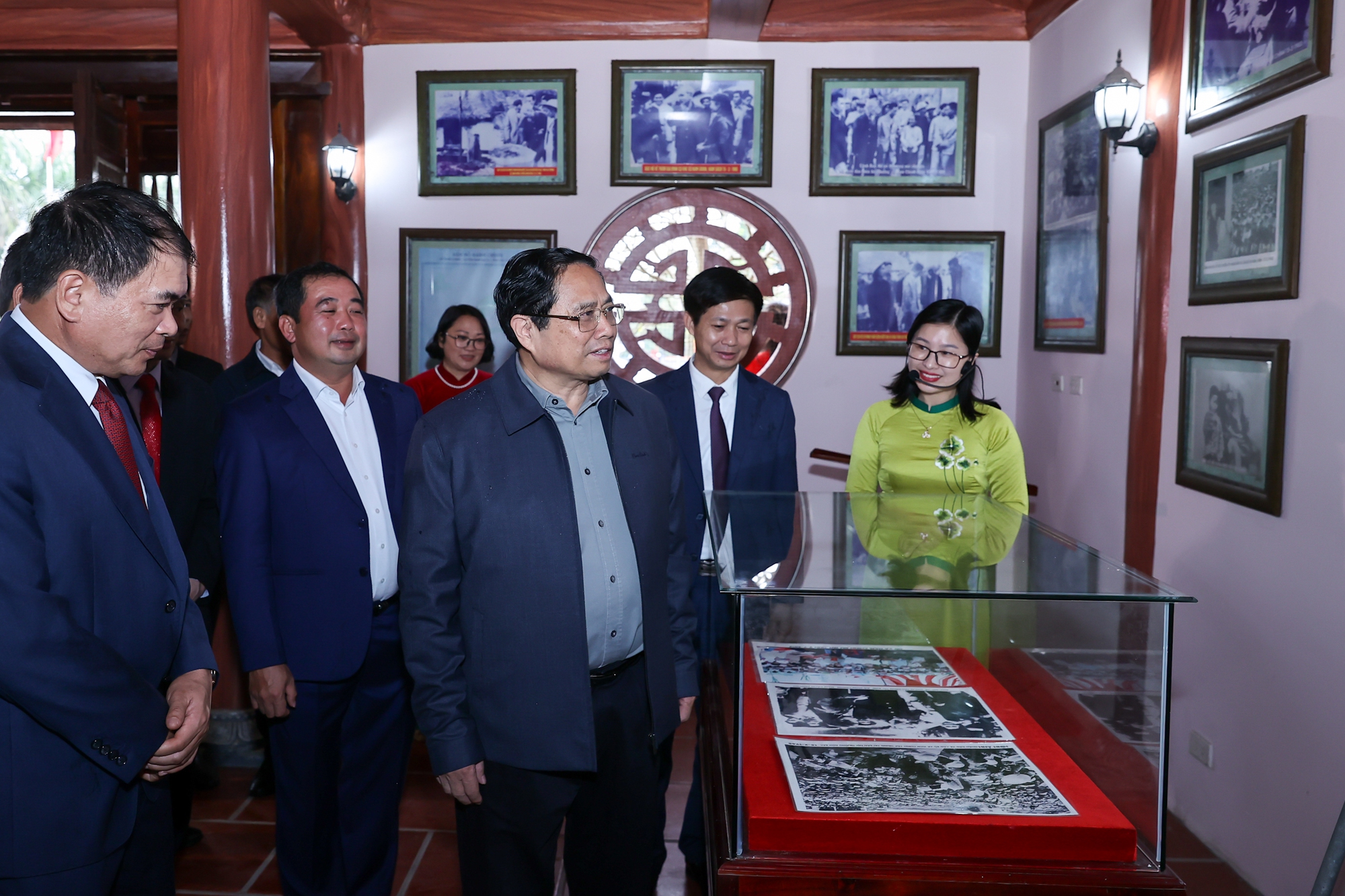 Thủ tướng Phạm Minh Chính tham quan phòng trưng bày tại khu tưởng niệm Chủ tịch Hồ Chí Minh - Ảnh: VGP/Nhật Bắc