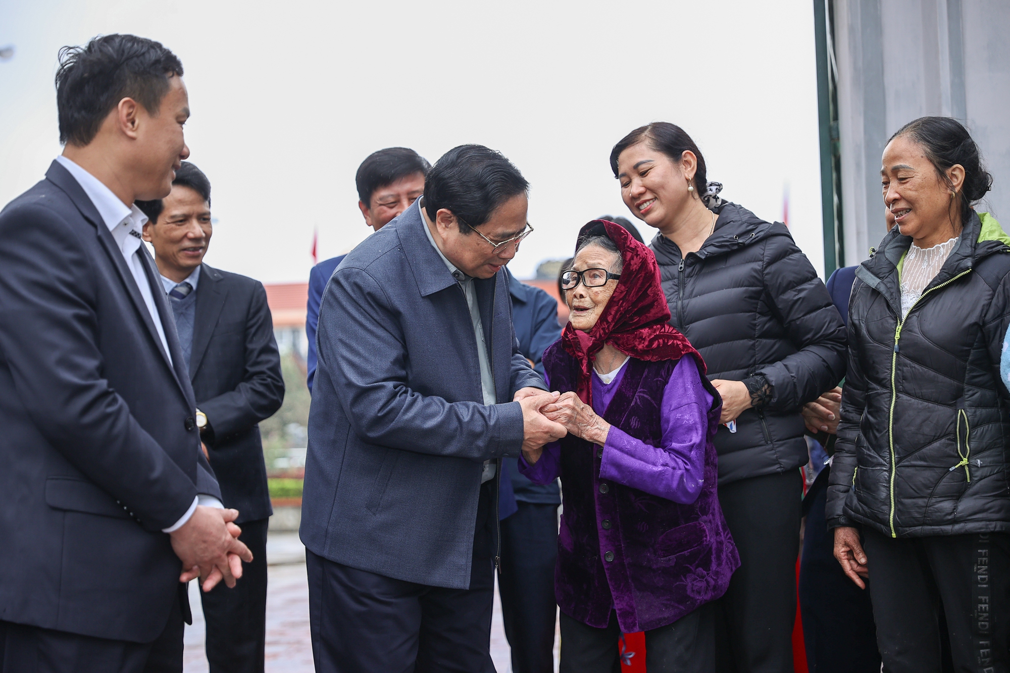 Thủ tướng trò chuyện với người dân xã Nam Chính đã từng gặp Bác Hồ khi Người về thăm - Ảnh: VGP/Nhật Bắc