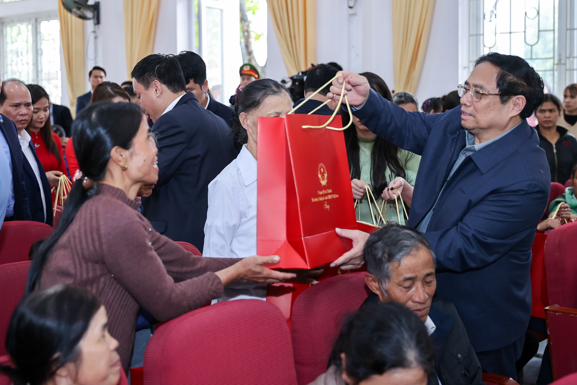 Thủ tướng Phạm Minh Chính tặng quà người nghèo của tỉnh Hải Dương - Ảnh: VGP/Nhật Bắc