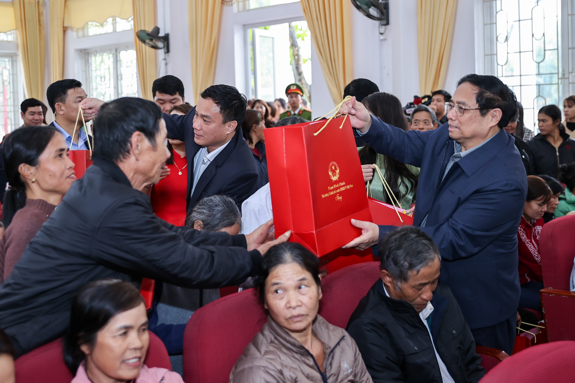 Thủ tướng Phạm Minh Chính tặng quà người nghèo của tỉnh Hải Dương - Ảnh: VGP/Nhật Bắc
