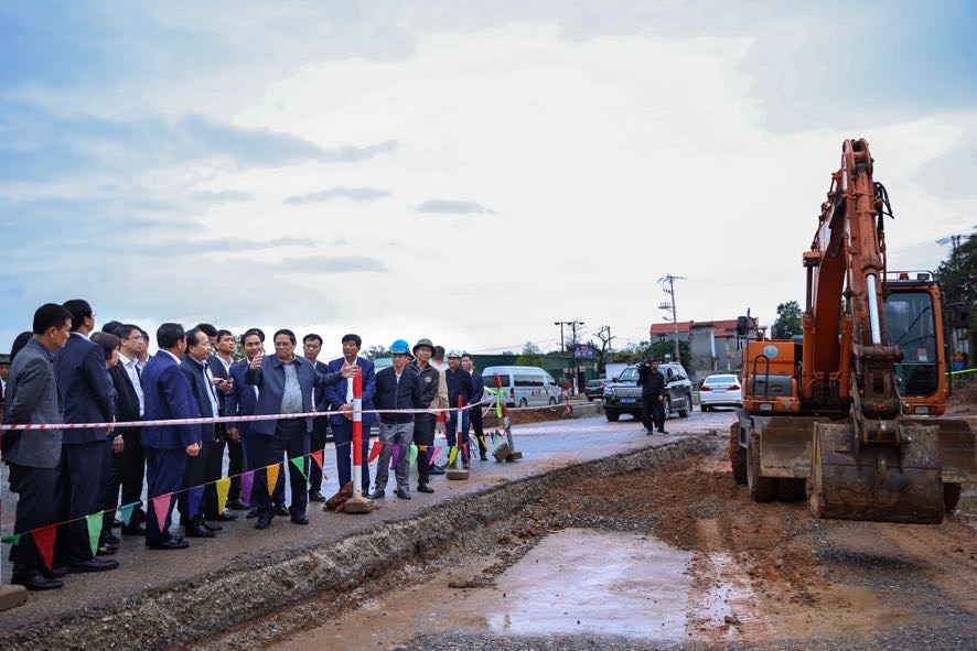 Thủ tướng Phạm Minh Chính kiểm tra hiện trường dự án đường nối cầu Đồng Việt - Ảnh: VGP/Nhật Bắc